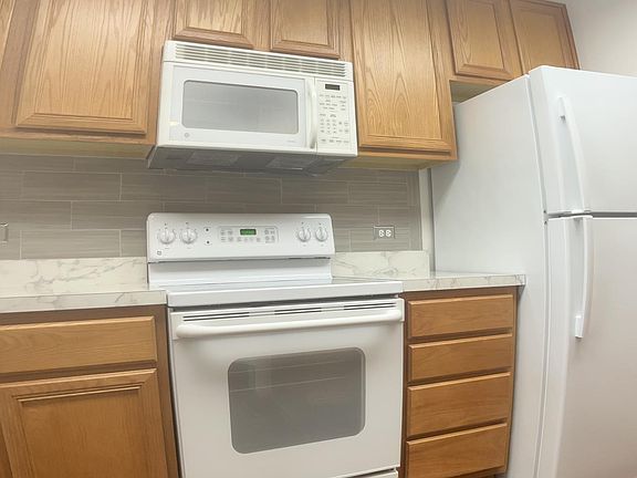 4th image of 3900 W 95th St APT 302