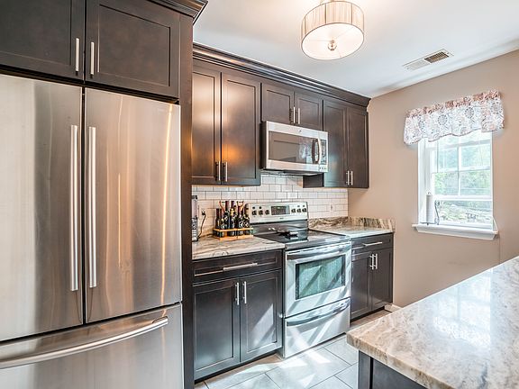 2nd image of 20 Clara Ct