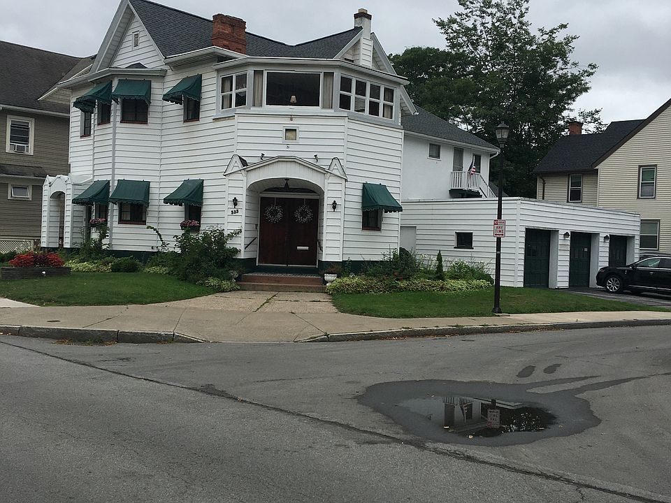 Built before the turn of the 20th century, this location is one of the 1st and most beautiful buildings built in the prestigious Park Avenue/Oxford Street neighborhood.