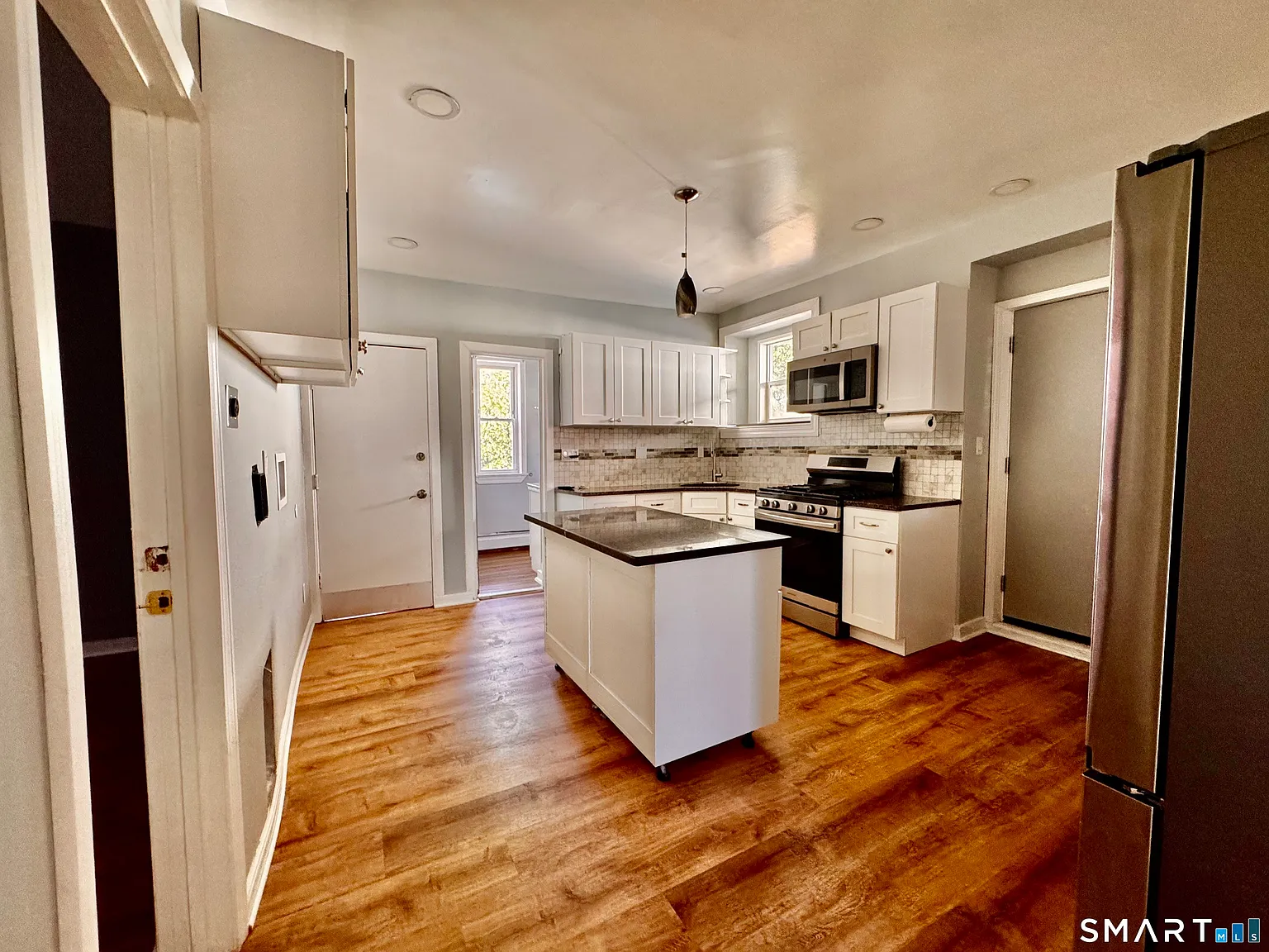3 bed, 1.0 bath, 1328 sqft, $1,900 — Photo 1