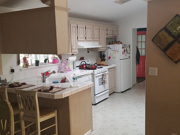 2nd image of 1575 W Valley Pkwy Space 63