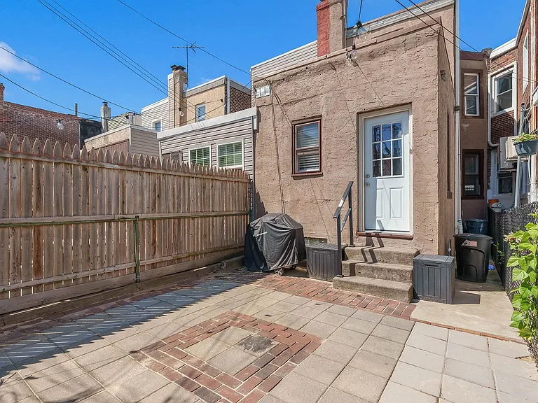 2609 E Ontario St — Photo 17