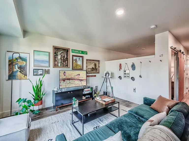 Dunn Motors Apartments — Photo 12