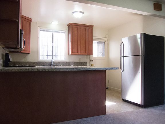 Kitchen with breakfast bar