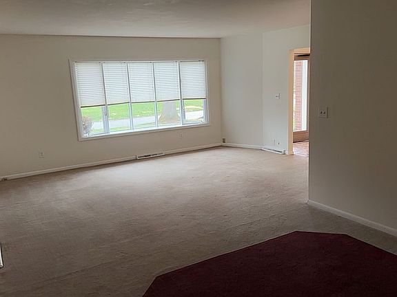 Living room/dining area