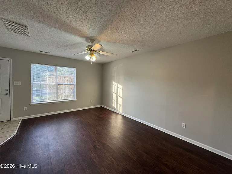 364 Hunting Green Dr — Photo 3