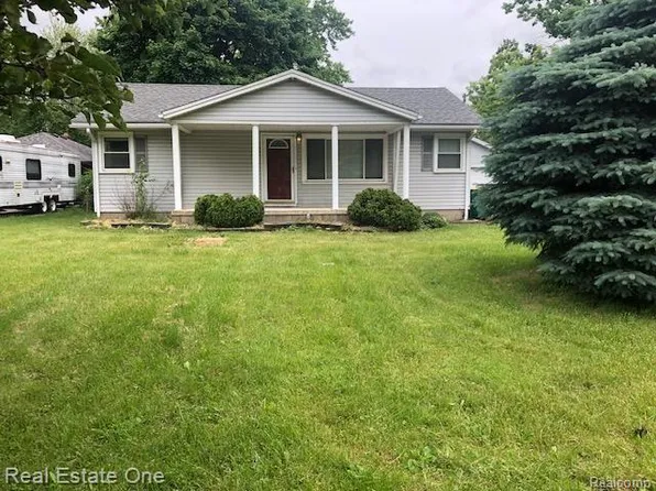 15196 Pleasant Dr, Brownstown, MI 48173