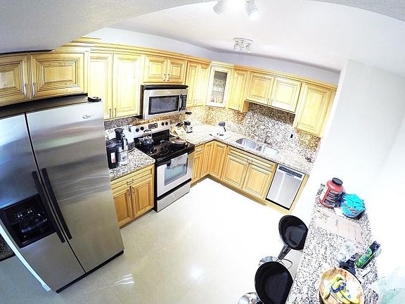 5th image of 2924 Collins Ave APT 402
