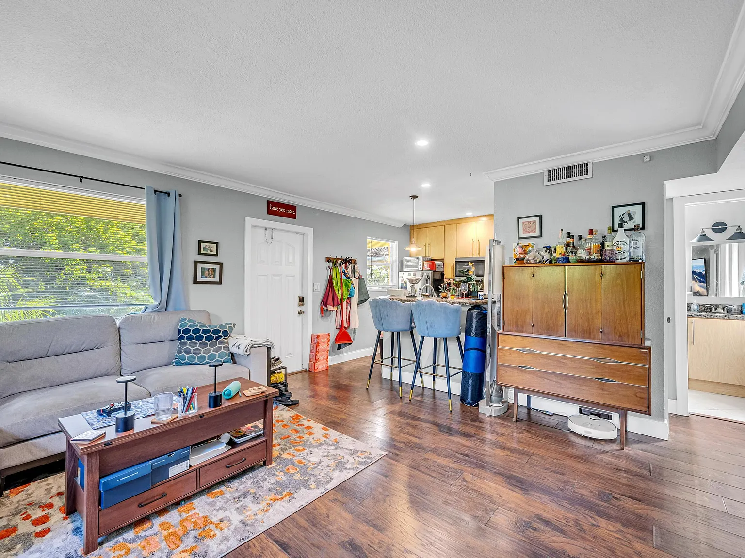 2 bed, 1.0 bath, 692 sqft, $1,750 — Photo 2