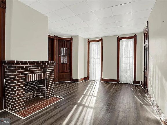 10 foot celing, new flooring, floor to ceiling windows