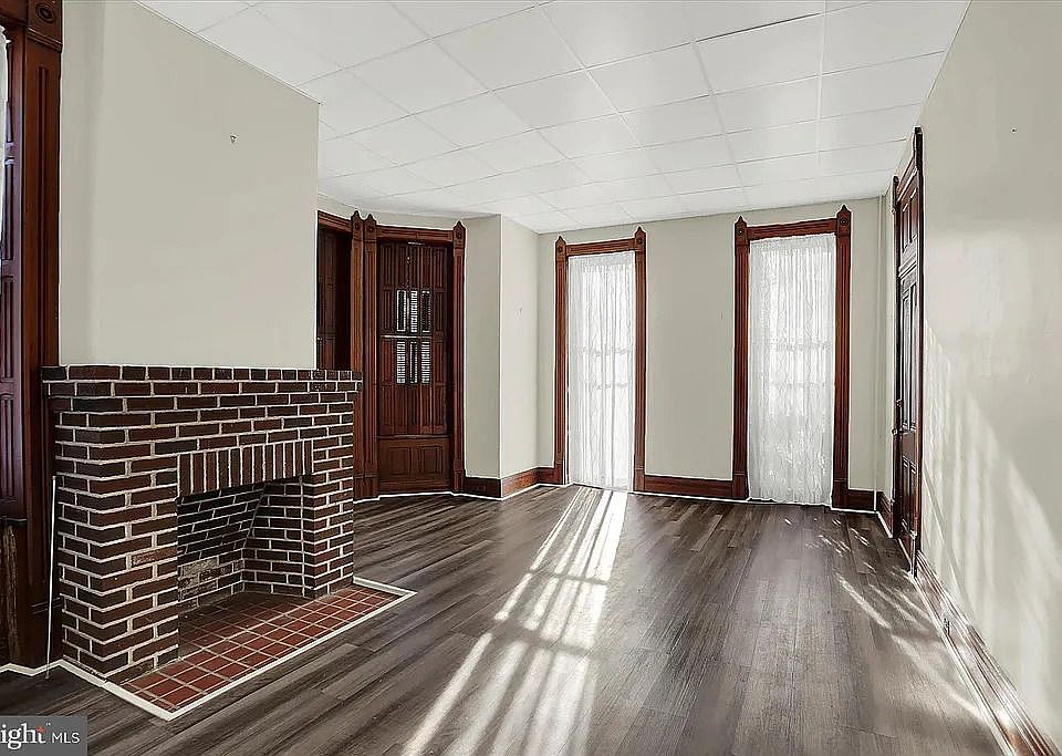 10 foot celing, new flooring, floor to ceiling windows