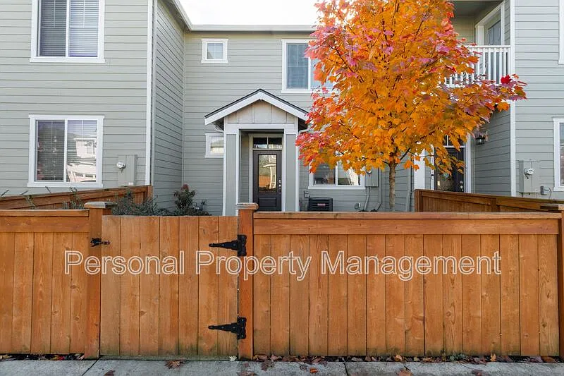 3 bed, 2.5 bath, 1358 sqft, $2,295 — Photo 2