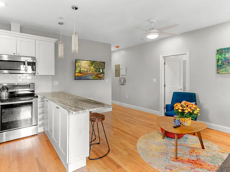 1047 Saratoga St #4 — Photo 7