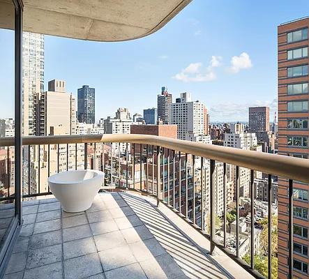 Sold by Luxus Manhattan Realty | media 7