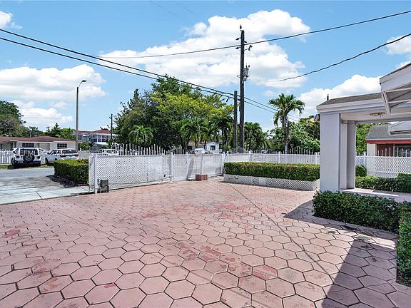 4th image of 2450 NW 32nd St