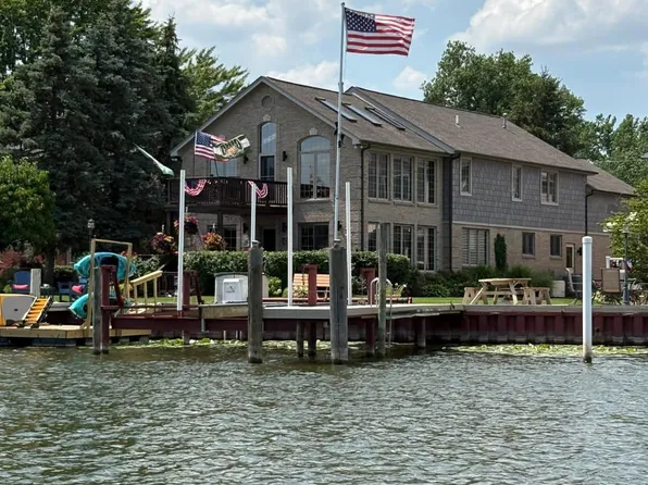 29420 Grandview St, Harrison Township, MI 48045