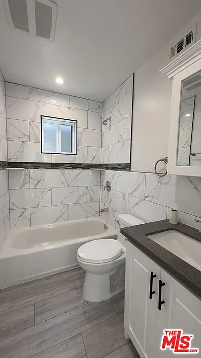 3 bed, 3.0 bath, 1173 sqft, $3,400 — Photo 3