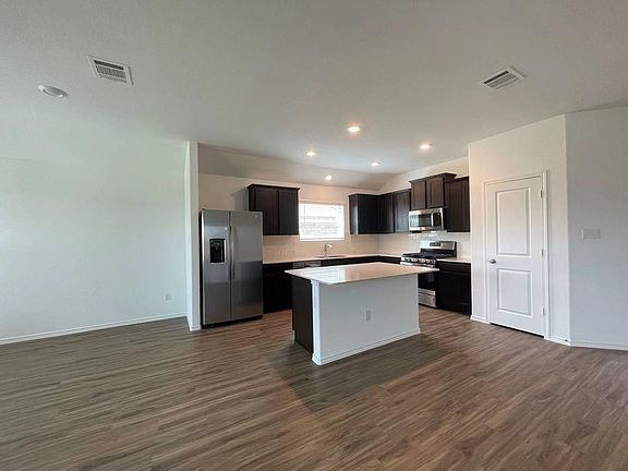 3rd image of 124 Wolseley Dr