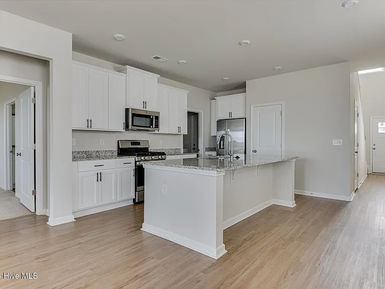827 Justify Loop — Photo 2