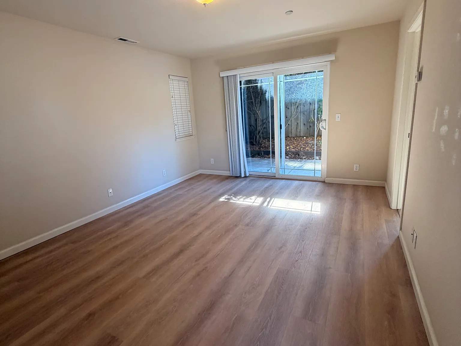 2 bed, 1.5 bath, 874 sqft, $3,800 — Photo 3