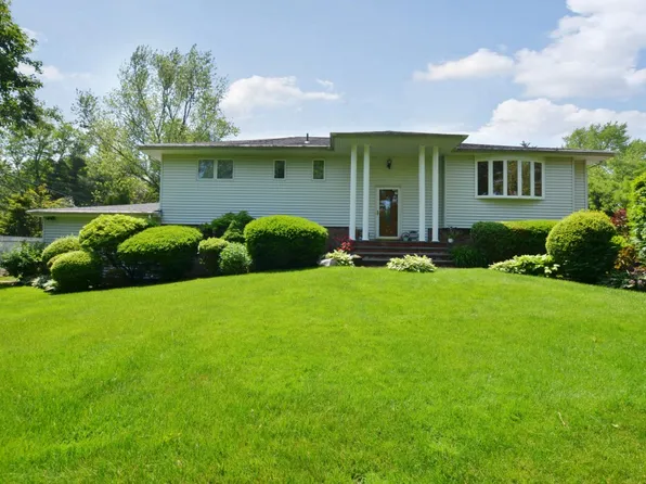 4 Shaker Ridge Ln, East Northport, NY 11731