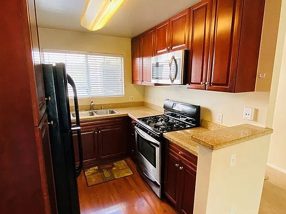 3rd image of 5530 Owensmouth Ave APT 230