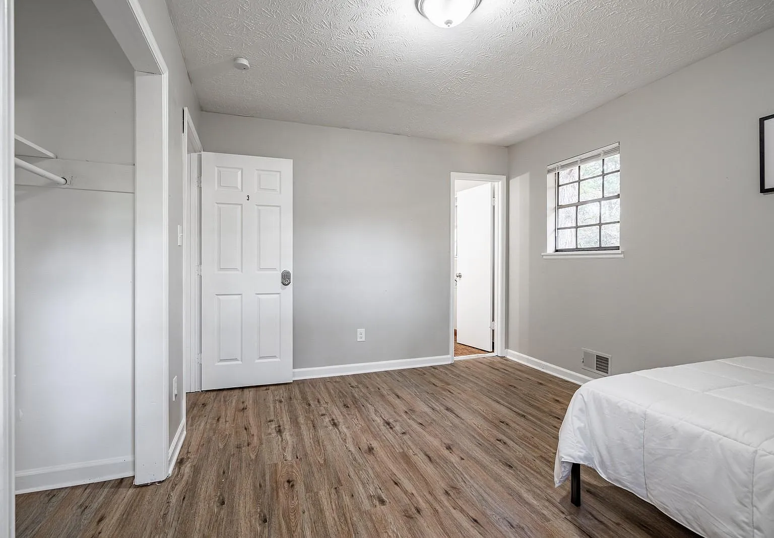 4 bed, 4.0 bath, 1497 sqft, $910 — Photo 1
