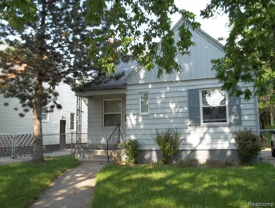 20242 Hickory St - MI - 1 — Photo 2