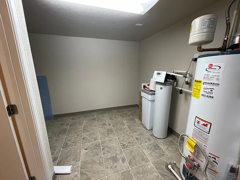 1225 N Main St — Photo 37
