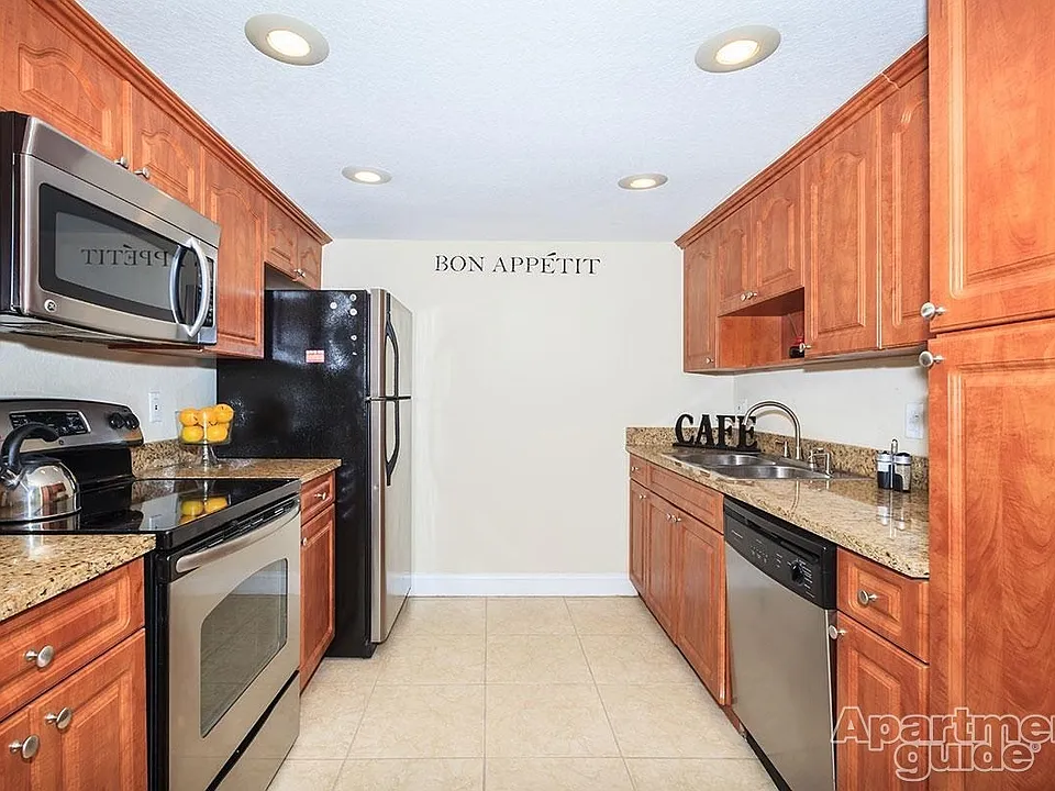 Spaciou kitchen with granite coutertops, stainless steel app