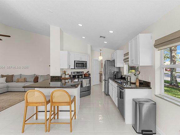 4th image of 5561 Grande Palm Cir