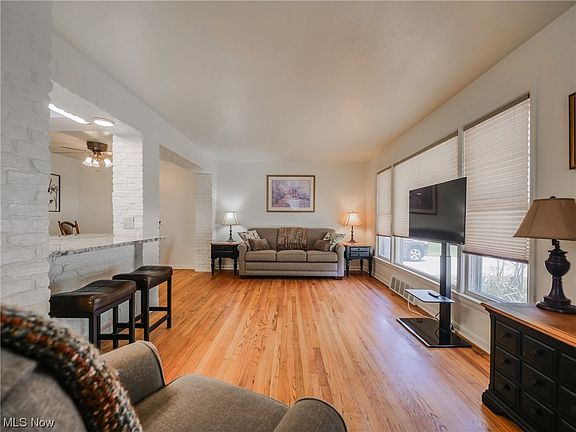 4th image of 30633 Crescent Dr
