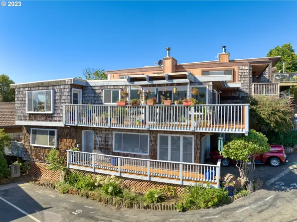 222 Del Norte Ln #8, Brookings, OR 97415