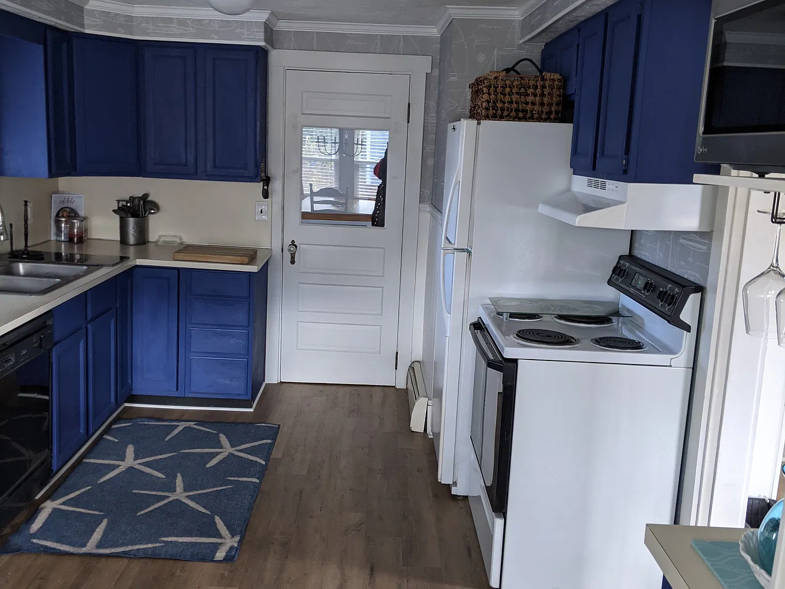 3 bed, 1.5 bath, 1075 sqft, $2,500 — Photo 3