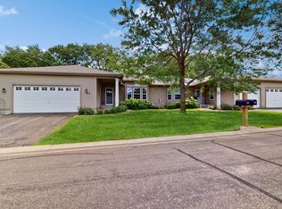 942 Carriage Hills Dr, Chaska, MN 55318