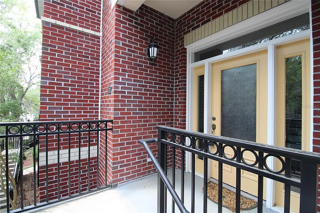 Building Photo - 132 NE 4th St #23
