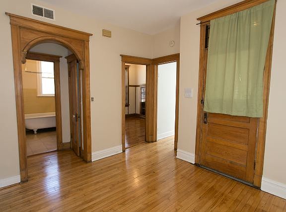 2nd image of 850 N Leavitt St #01