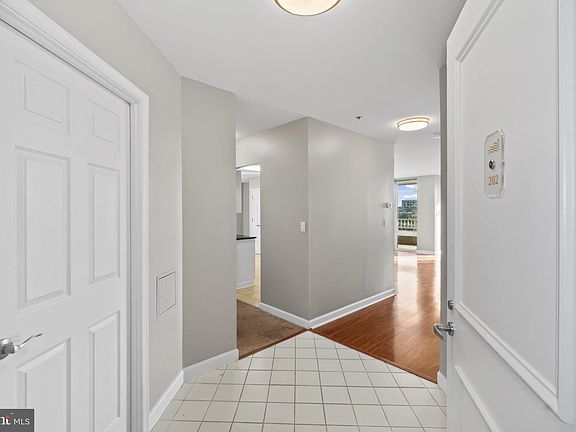 3rd image of 100 Harborview Dr Unit 202