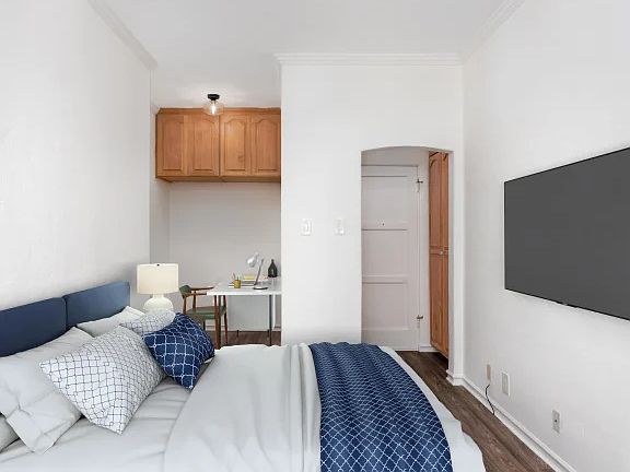 5th image of 132 S Bedford Dr APT 103