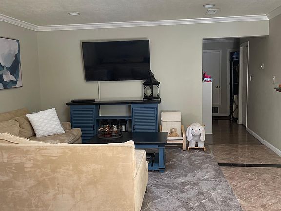 2nd image of 2366 Glen Way