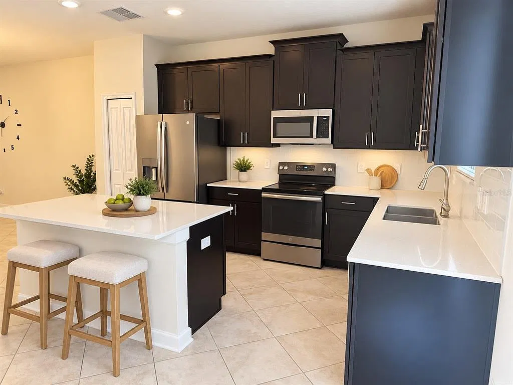 3 bed, 2.5 bath, 1915 sqft, $2,500 — Photo 4