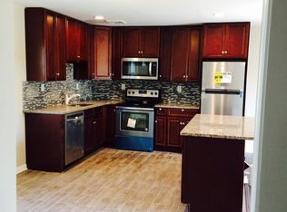 6 Teaberry Ln, Levittown, PA