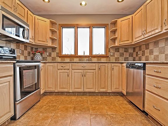 5th image of 124 Taunton St