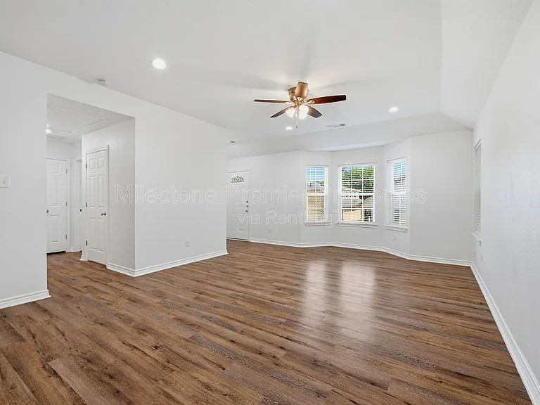 422 E Elm St — Photo 7