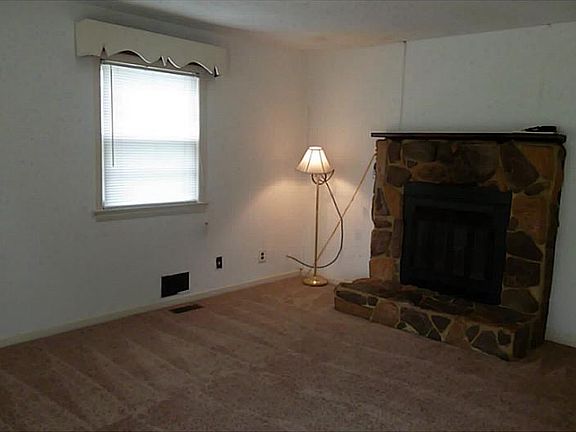 4th image of 2412 Alder St