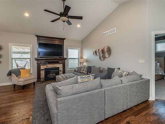 4th image of 412 NE Westgate Dr