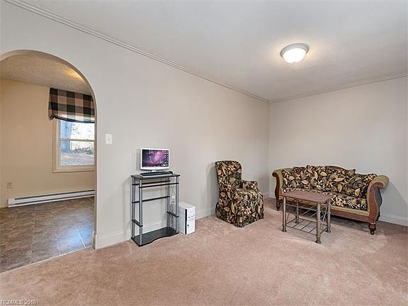 3rd image of 213 Lyndon Ln