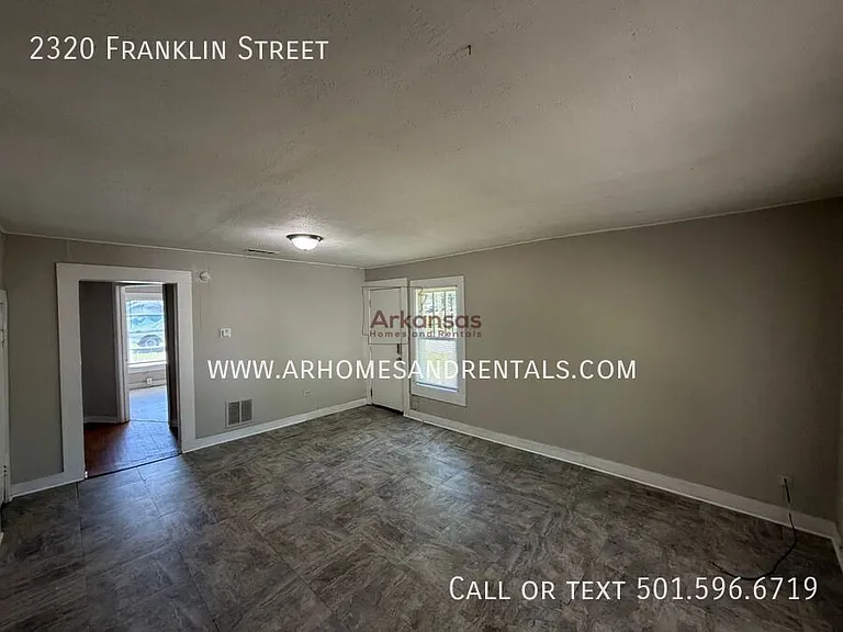 2320 Franklin St — Photo 2