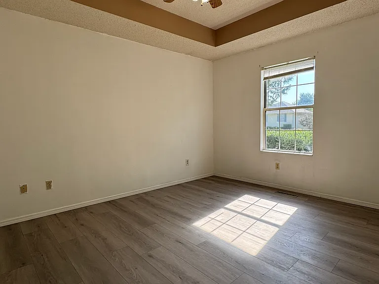 5748 S Dayton Ave — Photo 10