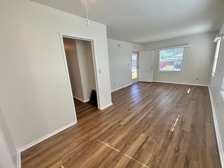 8112 Taylor St — Photo 3